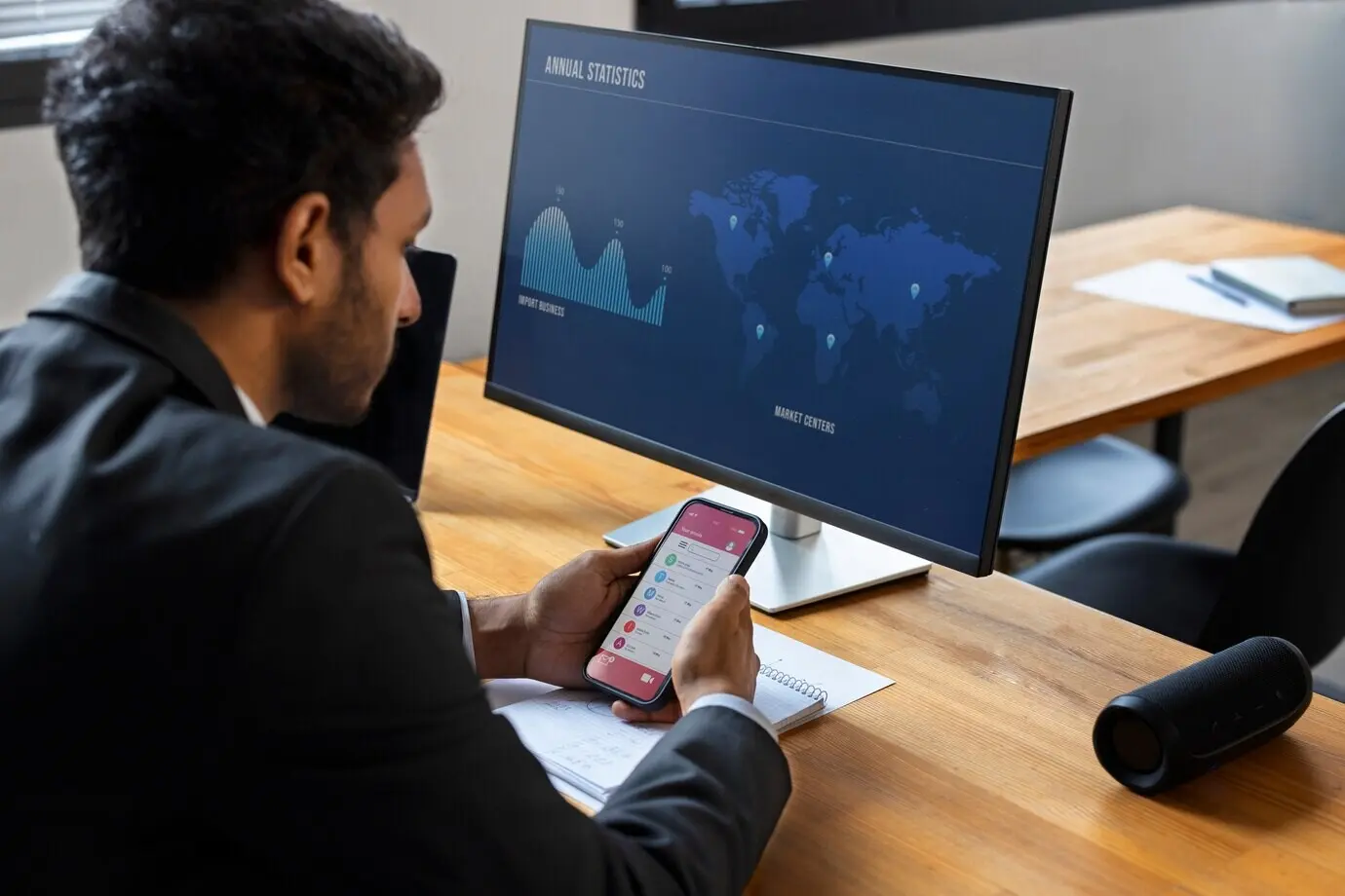 Деловой человек, смотрящий на финансовые графики.