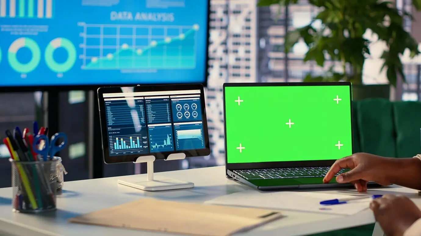 Молодой генеральный менеджер использует зелёный экран и оценивает показатели эффективности.